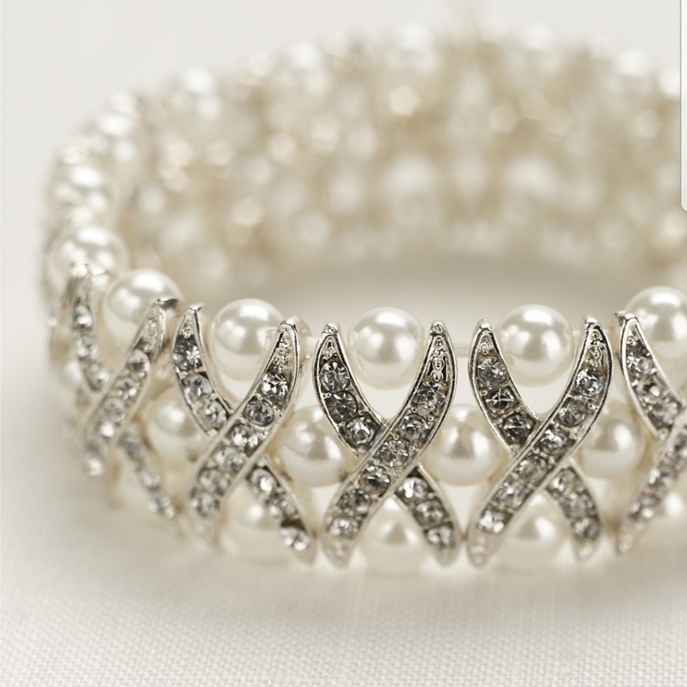 Pearl and crystal design bracelet